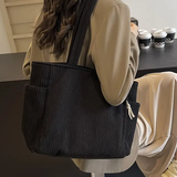 Tilda – Bolsa de mano acanalada con detalle de cordón